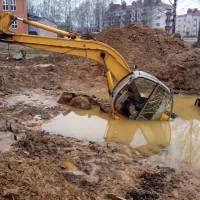 В Ярославской области спасут утонувший в грязи экскаватор