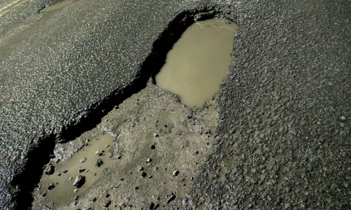 Мэрия Ярославля заплатит почти полмиллиона за попавший в яму «Кадиллак»