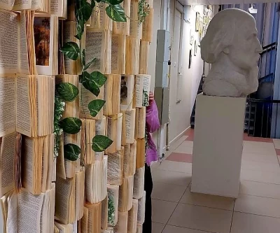 Ярославну возмутила инсталляция из разорванных книг в областной библиотеке
