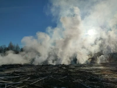 В Ярославской области жители пожаловались на сжигание снесенных развалюх