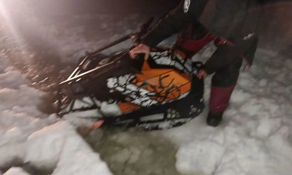 На Рыбинском море спасли застрявшего в снегу рыбака На Рыбинском море спасли застрявшего в снегу рыбака