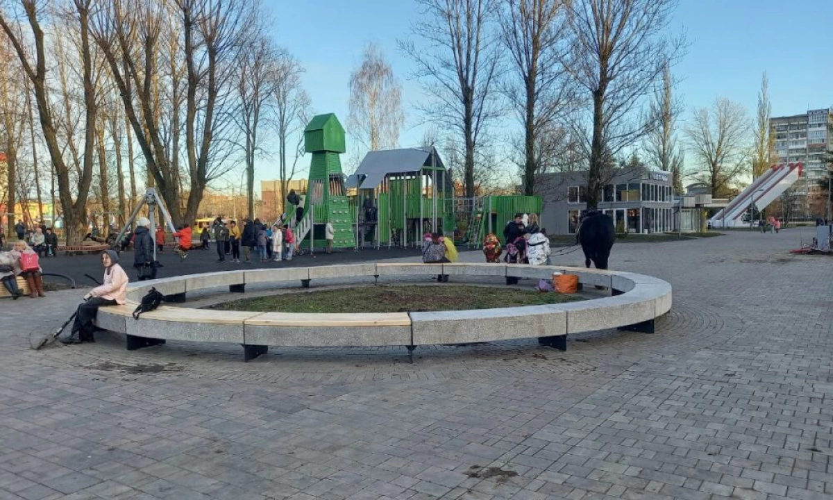 В ярославском парке 30-летия Победы установили круглую скамейку