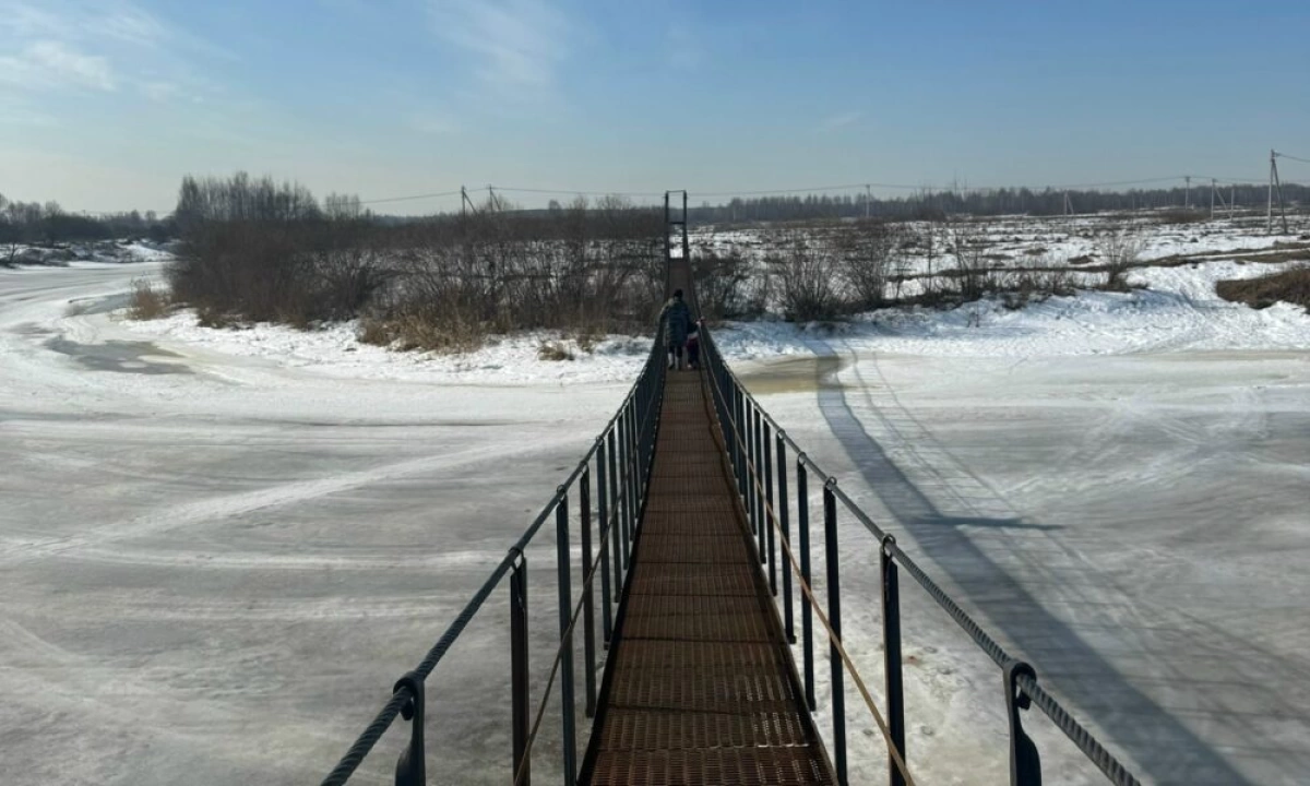 Под Ярославлем восстановили &laquo;народный&raquo; подвесной мост