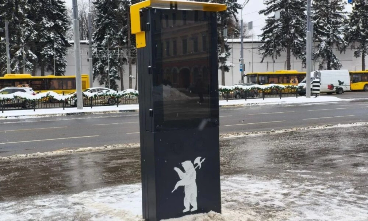 В Ярославле рассказали о назначении нового экрана на остановке в центре города