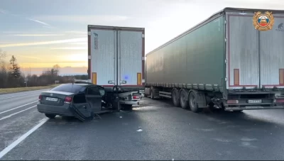 В Ярославском районе легковушка влетела под стоящую фуру