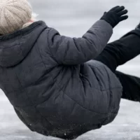 Пожилая женщина потеряла память после падения на льду у администрации Гаврилов-Яма