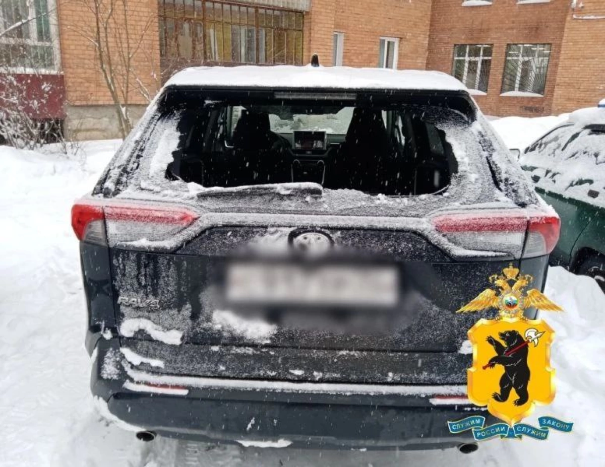 Рыбинец разгромил чужую иномарку из-за надоедливого звука сигнализации Рыбинец разгромил чужую иномарку из-за надоедливого звука сигнализации