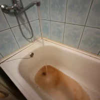 В Ярославле жители продолжают жаловаться на чуть теплую &laquo;горячую&raquo; воду