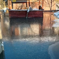 В Ярославской области жители сообщили о катке из канализационных стоков