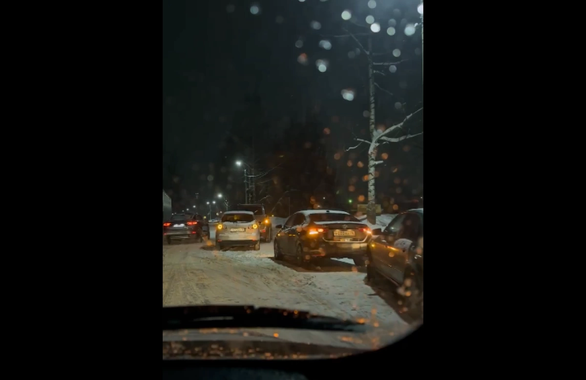 В Ярославле сообщают о массовых ДТП на обледеневшей после потопа улице