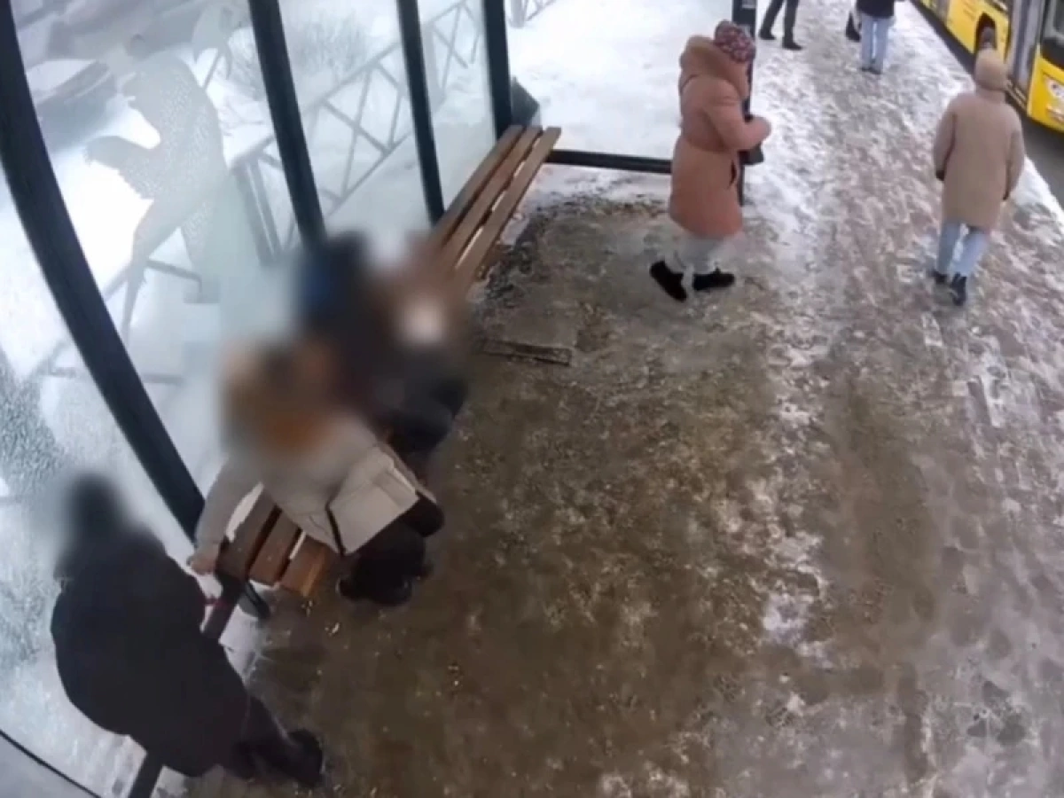 В Ярославле полиция нашла третьеклассницу, разбившую стекло на остановке В Ярославле полиция нашла третьеклассницу, разбившую стекло на остановке