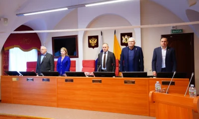 Депутаты облдумы почтили память погибших в Кубринске минутой молчания
