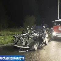 В Ярославле погиб водитель влетевшей в стоящую фуру иномарки