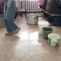 В Ярославской области школьники питаются под перестук капели в тазиках &nbsp;