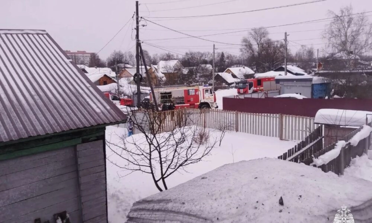 В Ярославле пожарные эвакуировали из горящего дома трех человек