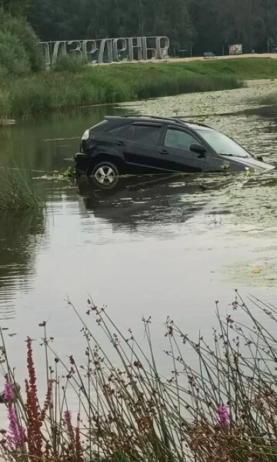 Lexus ушел под воду в Ярославле во время ремонта