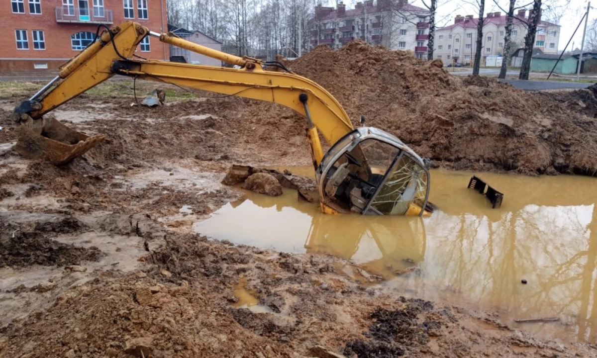 В Ярославской области спасут утонувший в грязи экскаватор