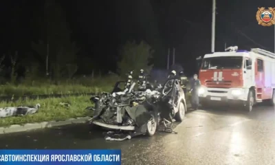В Ярославле погиб водитель влетевшей в стоящую фуру иномарки