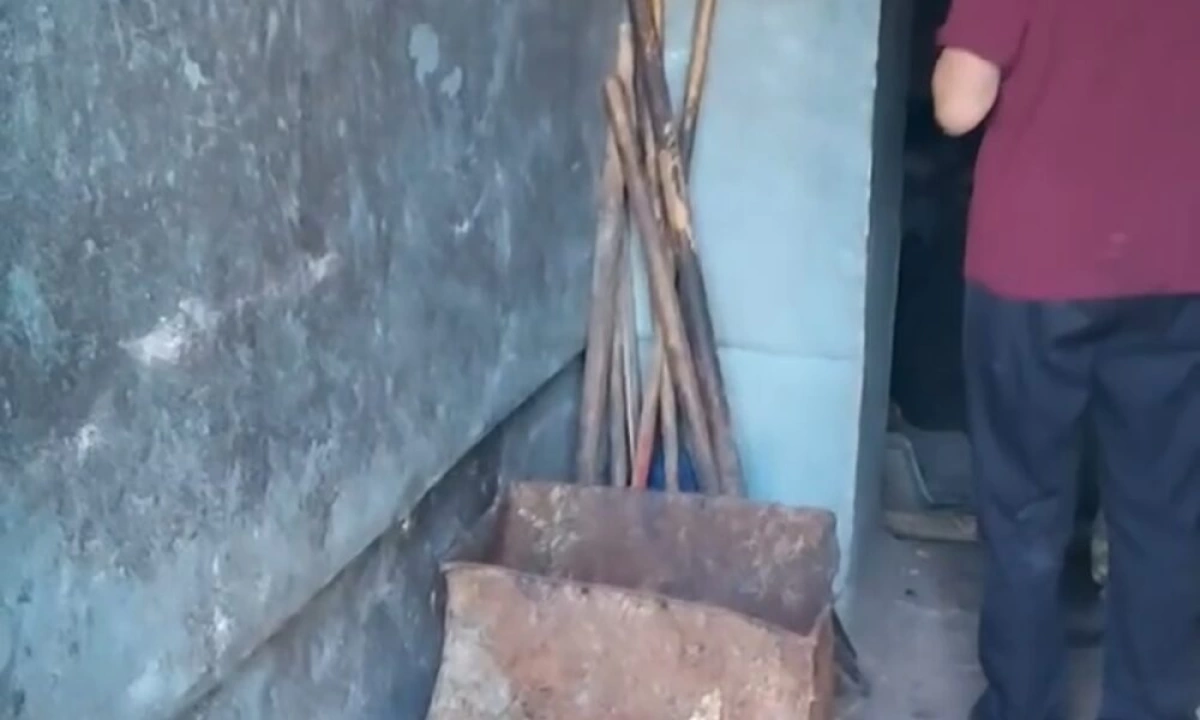 В Ярославле жители пожаловались на захват бомжами мусорокамер