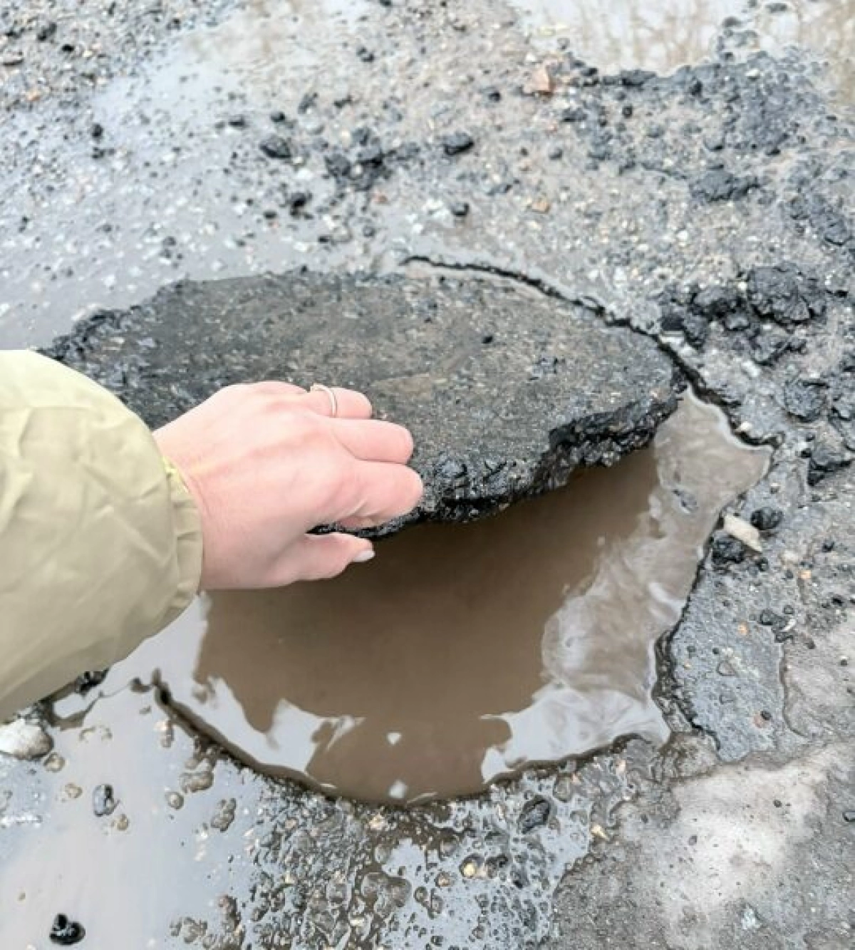 Ямочный ремонт по-рыбински: асфальтовые лепешки отвалились через день Ямочный ремонт по-рыбински: асфальтовые лепешки отвалились через день