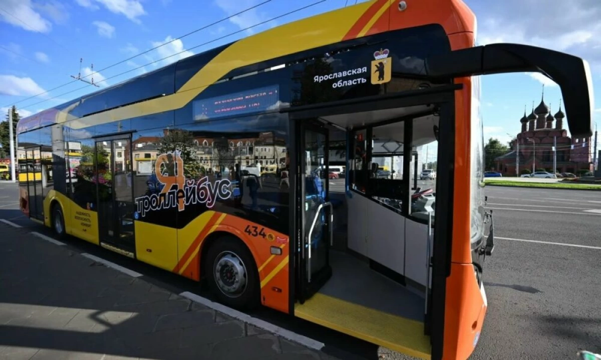 Губернатор и мэр проехали на новом &laquo;Ятроллейбусе&raquo; с автономным ходом