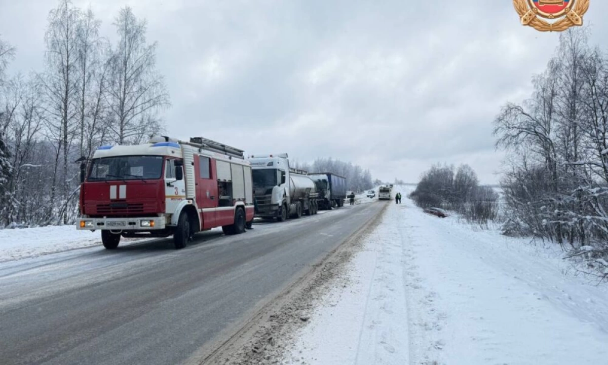 В Ярославской области перекрыли трассу из-за разлива бензина