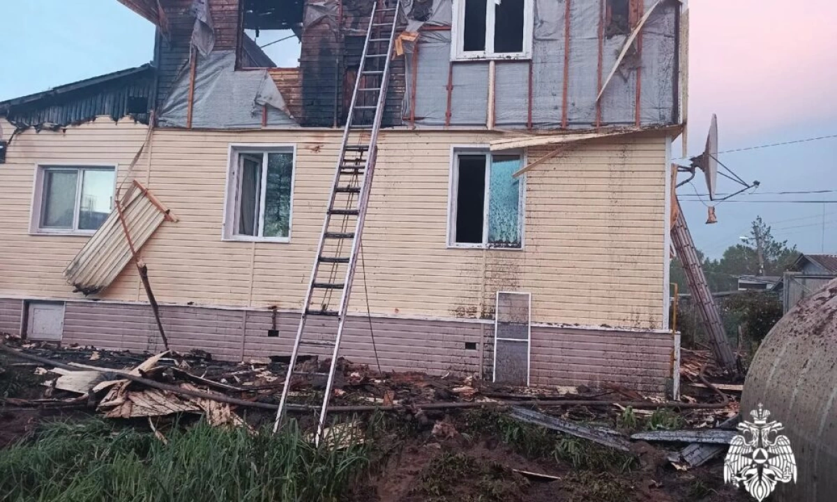 В Ярославской области от удара молнии вспыхнул жилой дом на две семьи