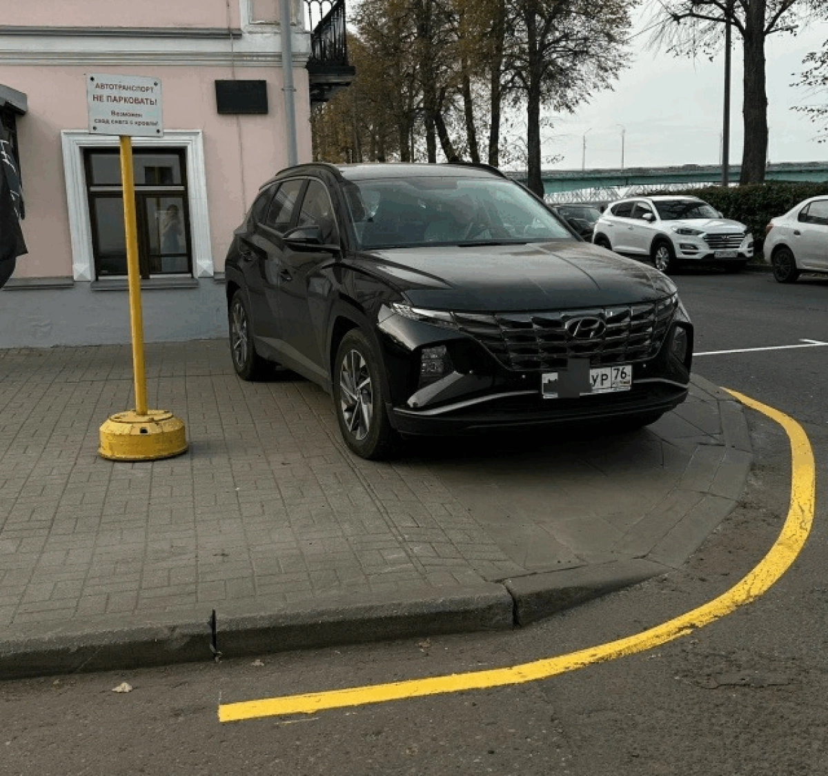 В Ярославле водитель иномарки устроил личную парковку на тротуаре набережной В Ярославле водитель иномарки устроил личную парковку на тротуаре набережной
