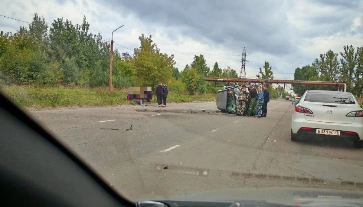 В Ярославле в ДТП с опрокинувшейся иномаркой пострадала маленькая девочка В Ярославле в ДТП с опрокинувшейся иномаркой пострадала маленькая девочка