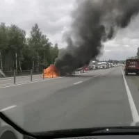 На трассе М-8 под Ростовом загорелся автомобиль