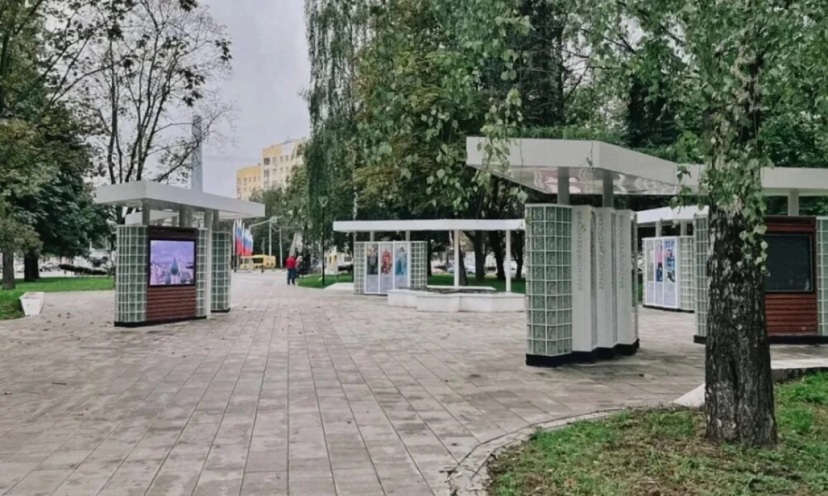 В Ярославле восстановлена подсветка стендов Доски почёта в парке Мира В Ярославле восстановлена подсветка стендов Доски почёта в парке Мира