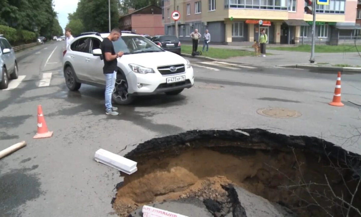 «Я звал на помощь»: попавший в провал на дороге ярославец рассказал о спасении иномарки «Я звал на помощь»: попавший в провал на дороге ярославец рассказал о спасении иномарки