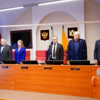 Депутаты облдумы почтили память погибших в Кубринске минутой молчания
