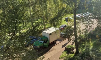 «Мне даже не выйти»: в Ярославле ДТП в брагинском дворе парализовало движение