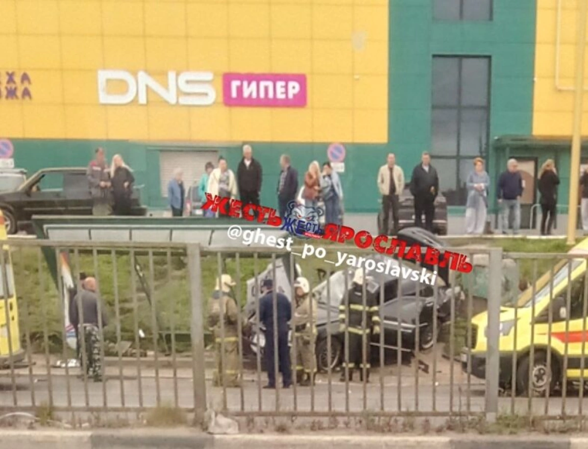 В Ярославле «Мерседес» влетел в остановку с людьми, один человек погиб В Ярославле «Мерседес» влетел в остановку с людьми, один человек погиб
