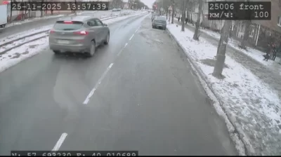 В Ярославле полицейские нашли подростка, разбившего стекло электробуса