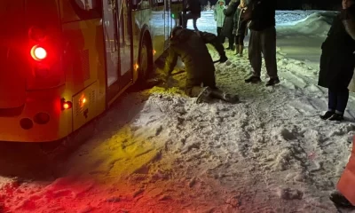 В Ярославской области пассажирам пришлось выталкивать автобус из сугробов