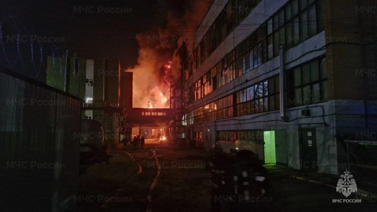 Крупный пожар на лакокрасочном предприятии в Ярославле Крупный пожар на лакокрасочном предприятии в Ярославле