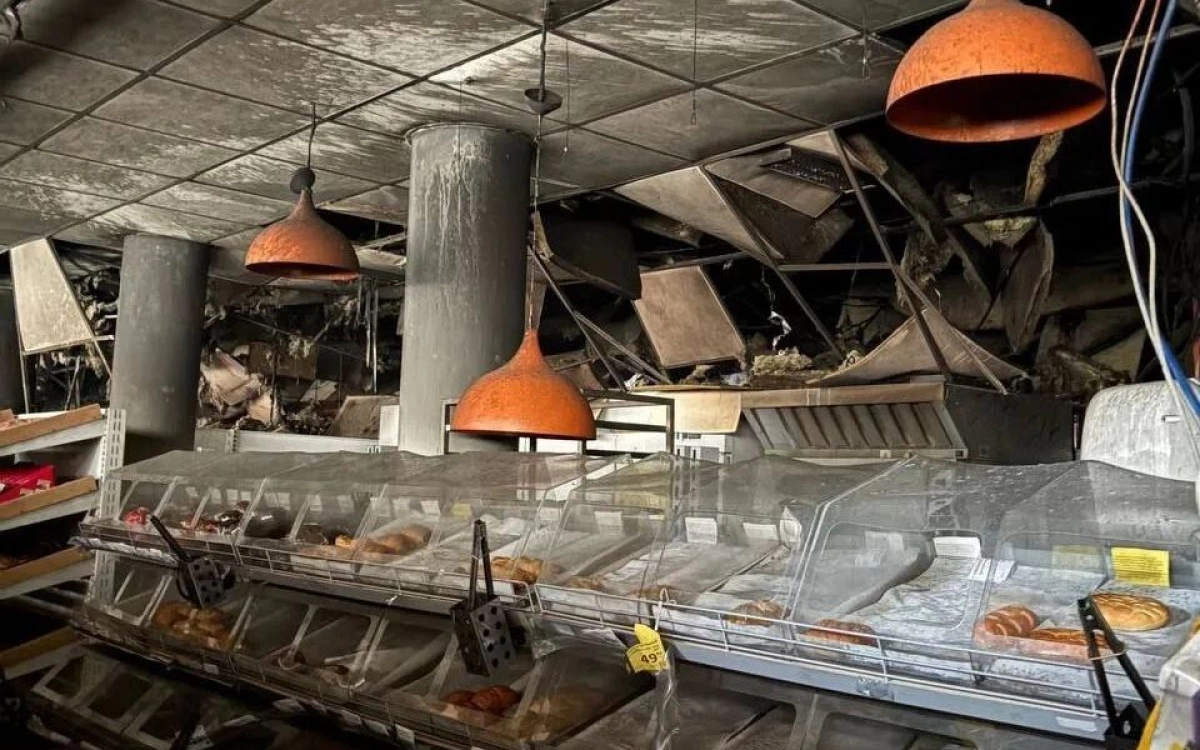 В Ярославле во время пожара в магазине пожарные эвакуировали 64 человека В Ярославле во время пожара в магазине пожарные эвакуировали 64 человека