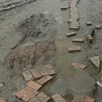 &laquo;Иностранные студенты фотографируют&raquo;: ярославцы пристыдили власти за тротуар из грязи