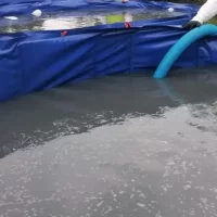 В рыбинском Копаево из канавы в резервуары откачивают загрязненную воду