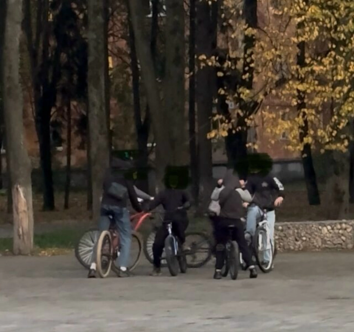 В Ярославле мама с коляской пожаловалась на агрессивных детишек-велосипедистов В Ярославле мама с коляской пожаловалась на агрессивных детишек-велосипедистов