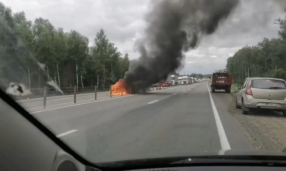 На трассе М-8 под Ростовом загорелся автомобиль На трассе М-8 под Ростовом загорелся автомобиль
