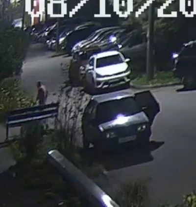 «Пачка сигарет в крови»: ярославец рассказал о вскрытом автомобиле