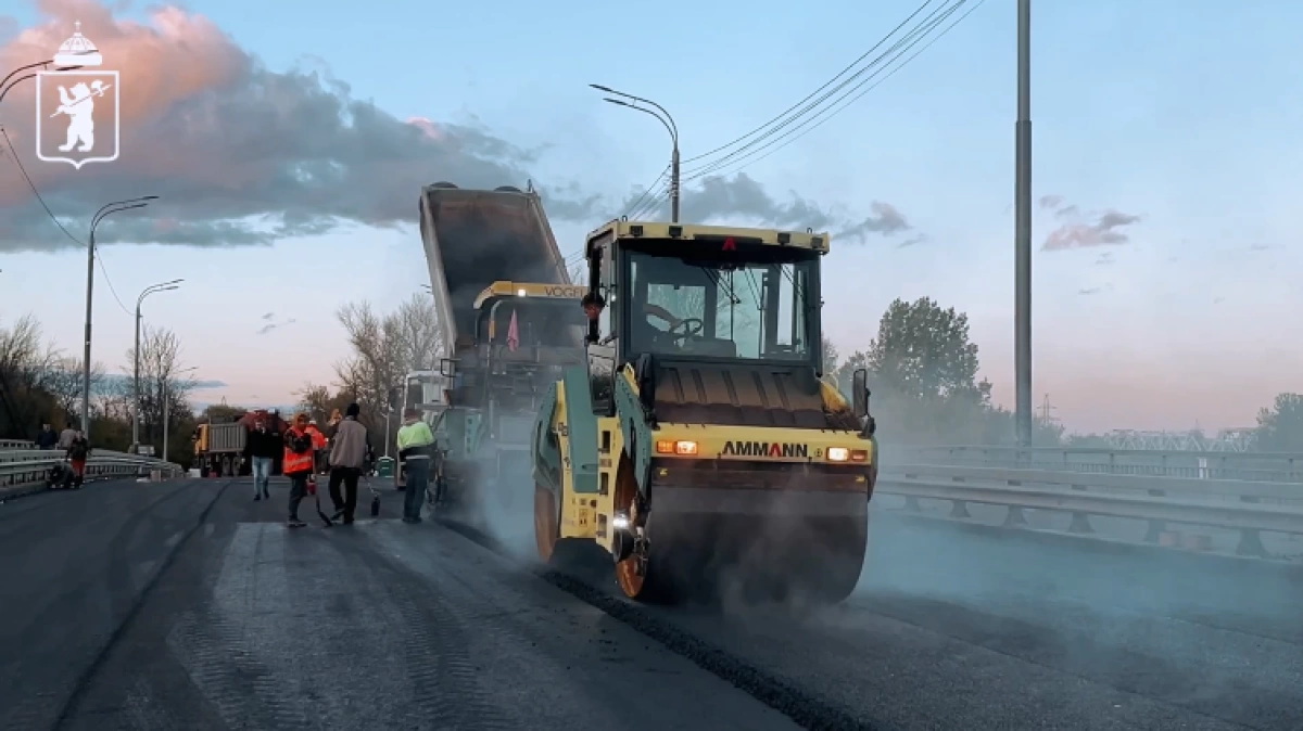 В Ярославле на Комсомольском мосту начали укладывать асфальт В Ярославле на Комсомольском мосту начали укладывать асфальт