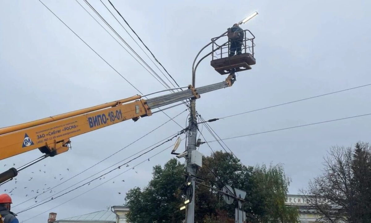 Бригады энергетиков ежедневно следят за системой уличного освещения Ярославля Бригады энергетиков ежедневно следят за системой уличного освещения Ярославля