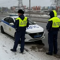 Бумажный сверток: водитель без прав пытался дать взятку сотруднику ДПС