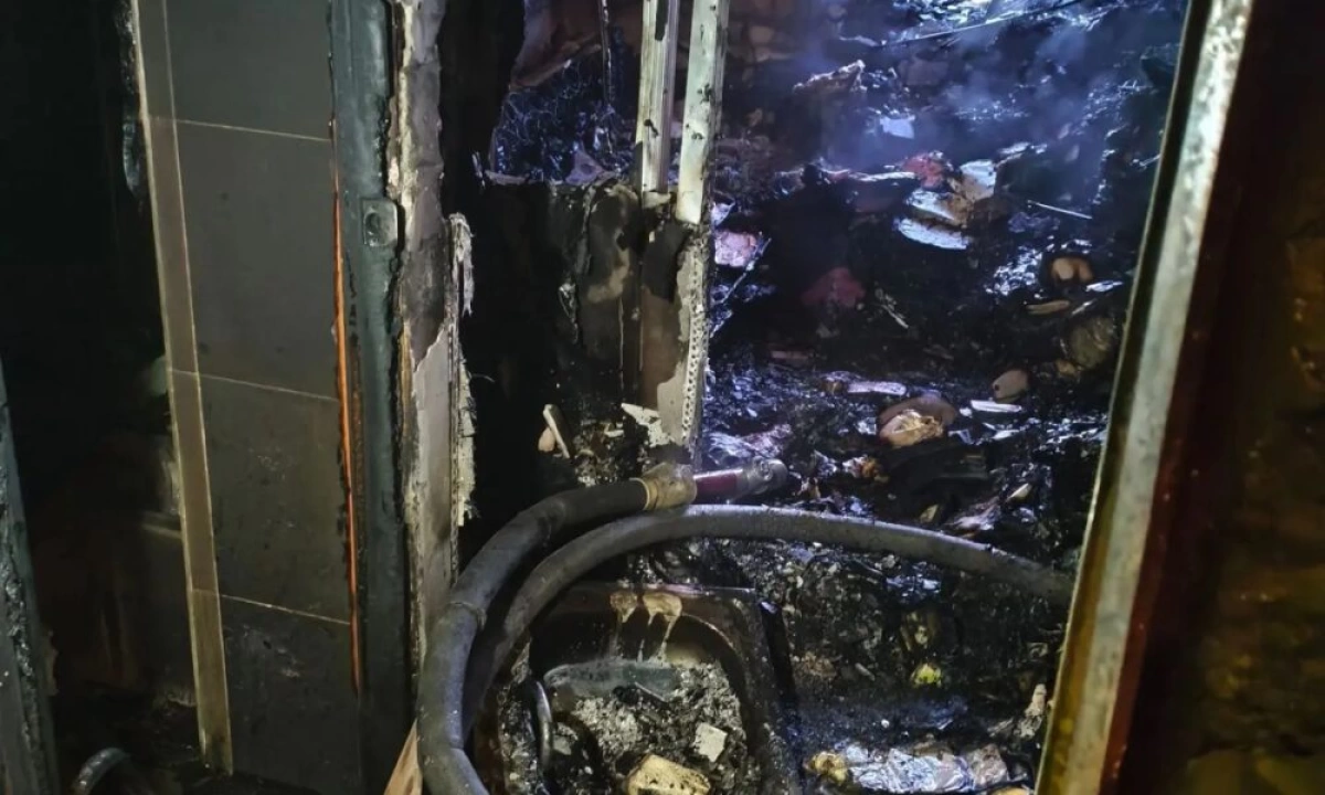 В Ярославле из горящей пятиэтажки спасли четырех человек В Ярославле из горящей пятиэтажки спасли четырех человек