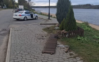 В Тутаеве ищут разгромившего забор водителя