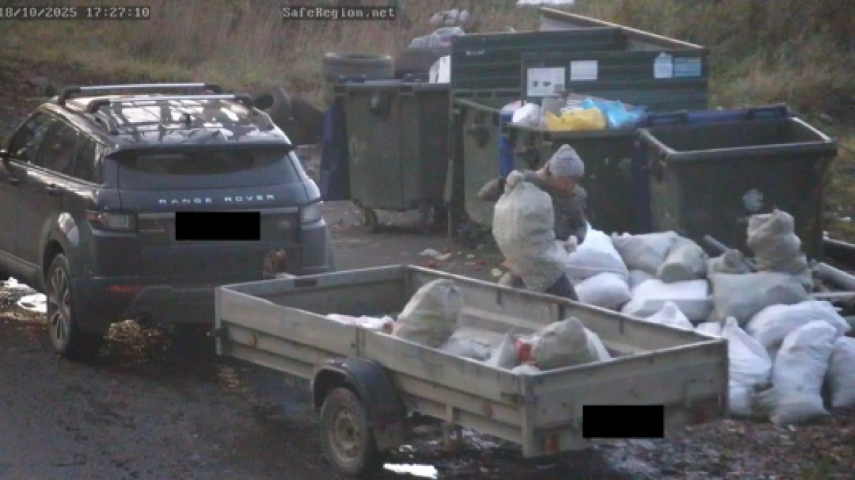 Ярославцы попали на видеокамеры при выгрузке отходов рядом с мусорками Ярославцы попали на видеокамеры при выгрузке отходов рядом с мусорками